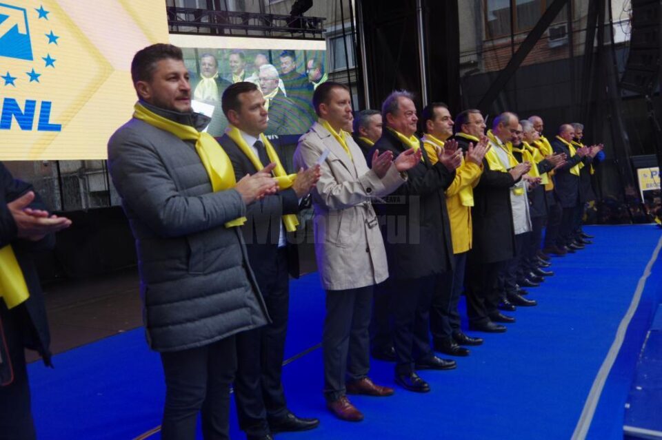 Câteva mii de membri și simpatizanți PNL au înfruntat ploaia și frigul pentru a participa la un miting electoral