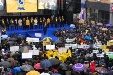 Câteva mii de membri și simpatizanți PNL au înfruntat ploaia și frigul pentru a participa la un miting electoral