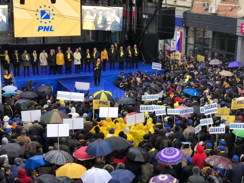 Câteva mii de membri și simpatizanți PNL au înfruntat ploaia și frigul pentru a participa la un miting electoral