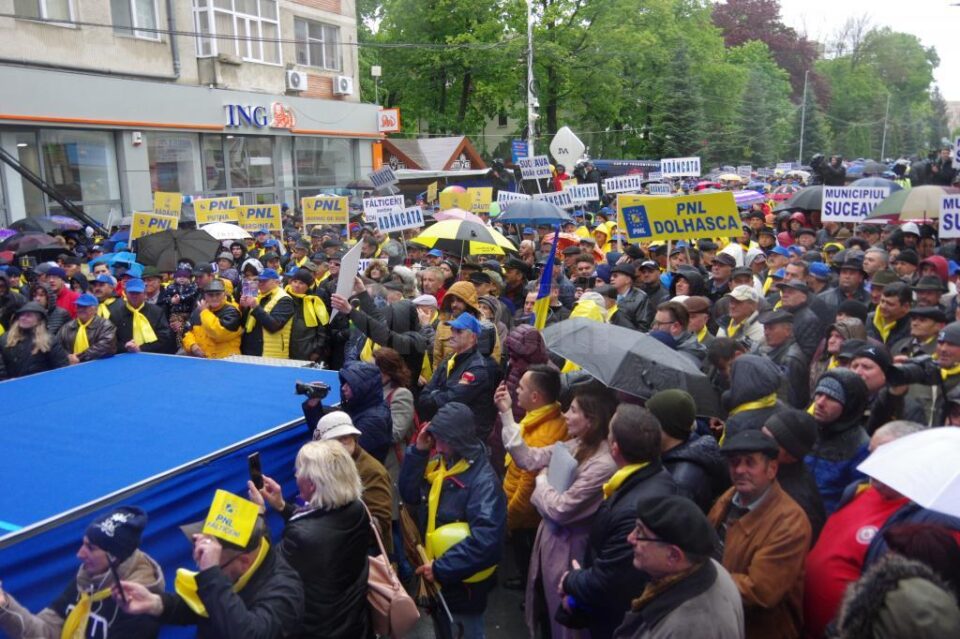 Câteva mii de membri și simpatizanți PNL au înfruntat ploaia și frigul pentru a participa la un miting electoral