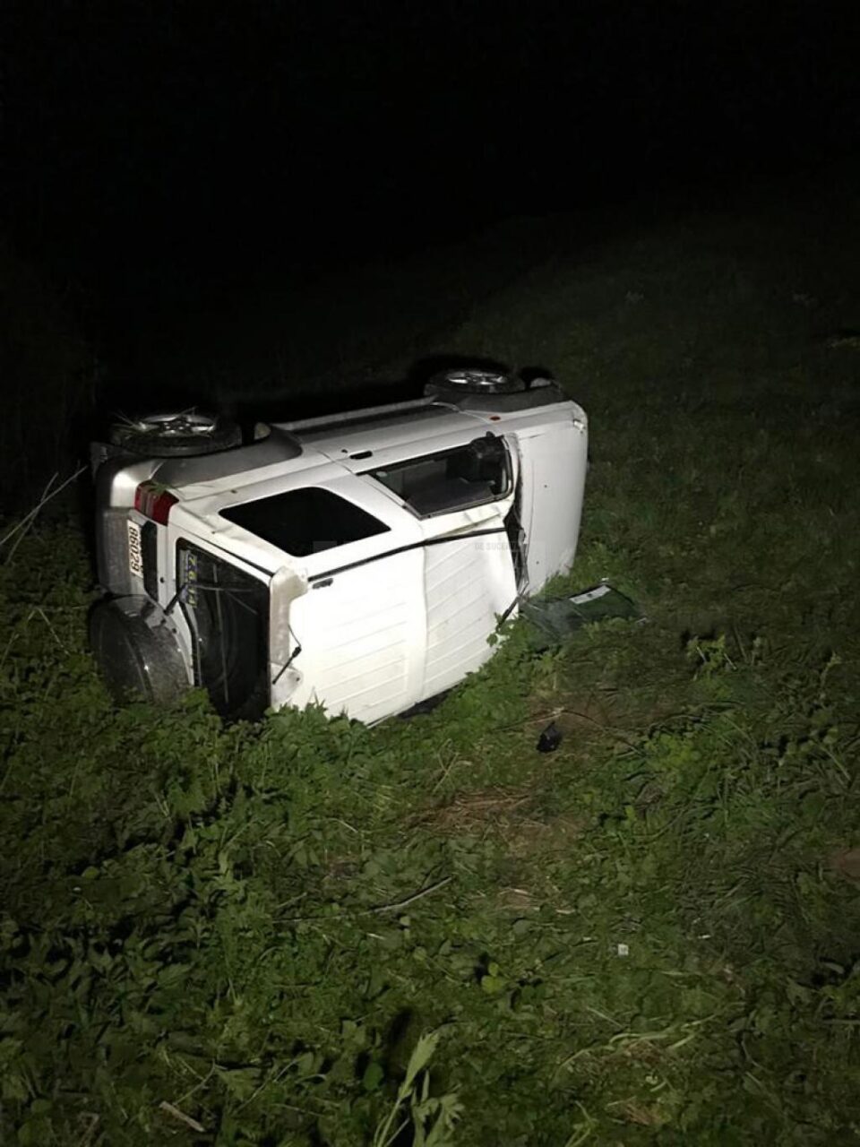 Autoturismul de teren s-a răsturnat de mai multe ori, de pe un deal din apropiere