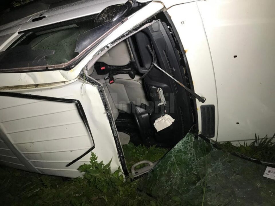 Bărbatul de 32 de ani a fost proiectat afară din mașină, fiind apoi strivit de aceasta