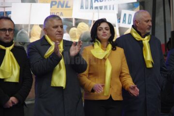 Miting liberal cu câteva mii de oameni, „pe vreme rea pentru vremuri mai bune”