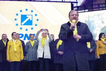 Miting liberal cu câteva mii de oameni, „pe vreme rea pentru vremuri mai bune”