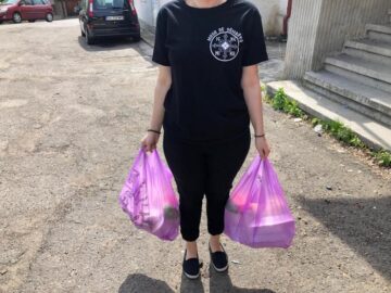 De doi ani, un grup de tineri voluntari oferă o masă completă în fiecare sâmbătă pentru 40 de persoane în dificultate