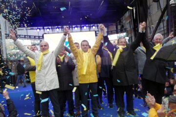 La finalul mitingului centrul Sucevei s-a umplut de confetti galben - albastre