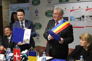 Diplome de excelență înmânate de primarul Sucevei membrilor celor două delegații oficiale, a Elveției și a Guvernului României