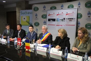 Delegația Federației Elvețiene (stânga) și cea a Guvernului României (dreapta), împreună cu primarul Sucevei, Ion Lungu, la finalul proiectului de 9,5 milioane de franci elvețieni Delegația Federației Elvețiene (stânga) și cea a Guvernului României (dreapta), împreună cu primarul Sucevei, Ion Lungu, la finalul proiectului de 9,5 milioane de franci elvețieni