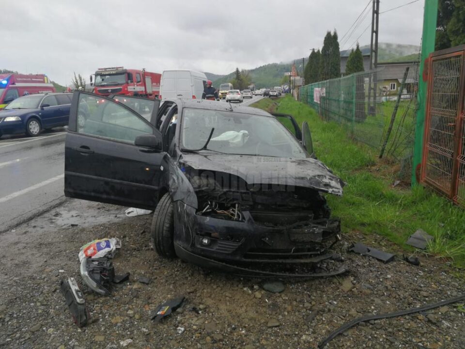 Autoturismul Ford care a pătruns pe contrasens, în accidentul de la Păltinoasa