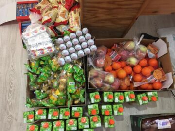 De doi ani, un grup de tineri voluntari oferă o masă completă în fiecare sâmbătă pentru 40 de persoane în dificultate