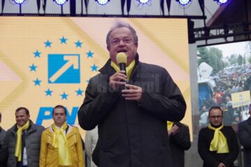 Miting liberal cu câteva mii de oameni, „pe vreme rea pentru vremuri mai bune”