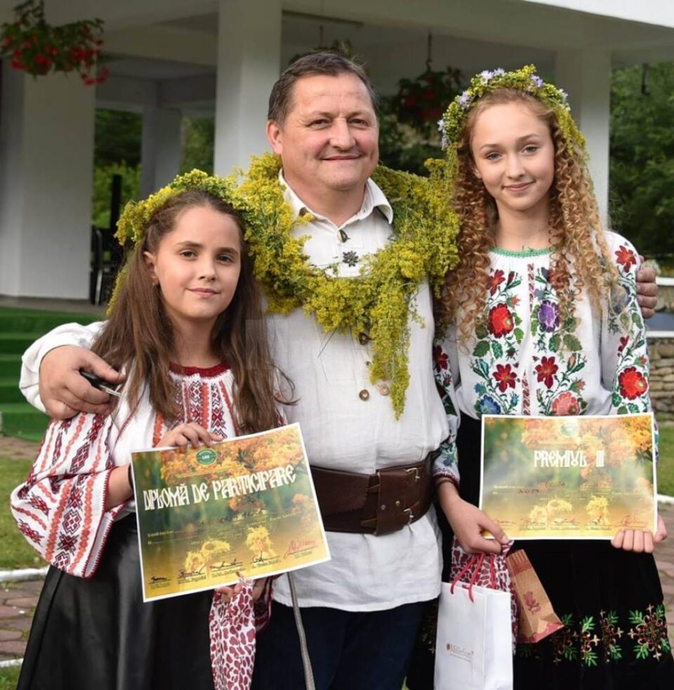 Dumitru Parasca, organizatorul festivalului, împreună cu două premiante