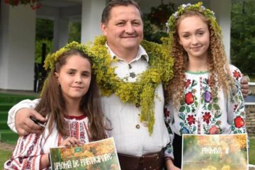Dumitru Parasca, organizatorul festivalului, împreună cu două premiante