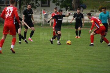 Acțiunile de atac ale rădăuțenilor n-au avut succes în fața apărării aglomerate adverse Foto Cristian Plosceac