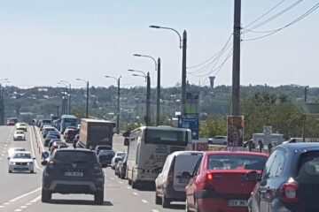 Coloane kilometrice de mașini s-au format de o parte și de alta a podului de la Bazar, dar și pe ruta alternativă, de la Ițcani