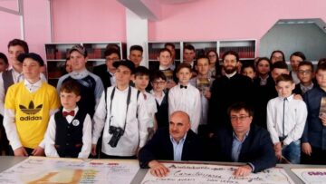 Romanul „Aventuri pe șase roți”, de Tiberiu Avram, pus în scenă de elevi ai Colegiului „Mihai Băcescu” Fălticeni