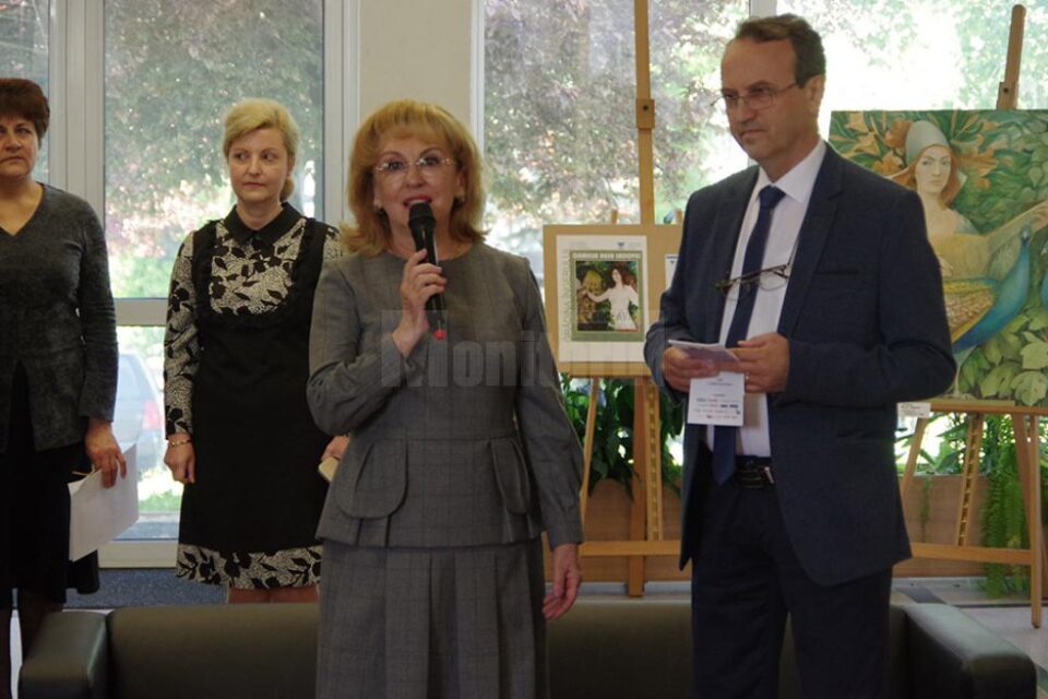 Sanda-Maria Ardeleanu, coordonatoarea Bibliotecii USV, si prorectorul Mircea A. Diaconu