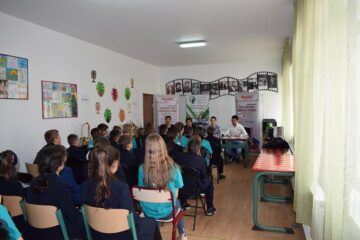 Elevii care au participat la festivitatea de premiere a Elenei și Dumitriței – FOTO Alin Mehedeniuc