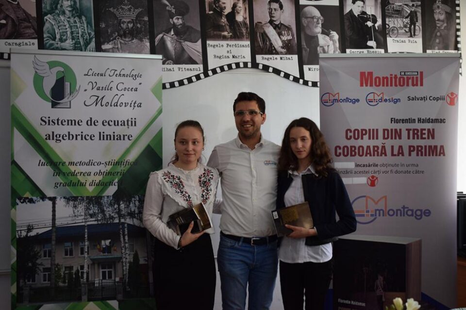 Cornel Manaz cu cele două eleve premiate, Elena-Simona și Dumitrița – FOTO Alin Mehedeniuc Cornel Manaz cu cele două eleve premiate, Elena-Simona și Dumitrița – FOTO Alin Mehedeniuc