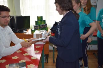 Autografe pe romanul „Copiii din tren coboară la prima” – FOTO Alin Mehedeniuc
