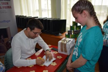 Autografe pe romanul „Copiii din tren coboară la prima” – FOTO Alin Mehedeniuc