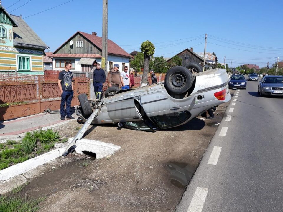 Mașina s-a răsturnat la marginea carosabilului