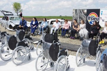Conferință de presă în scaune cu rotile, ținută de Ștefan Mandachi și victime ale accidentelor rutiere, la primul metru de autostradă