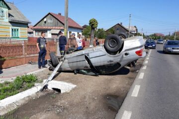 Mașina s-a răsturnat la marginea părții carosabile