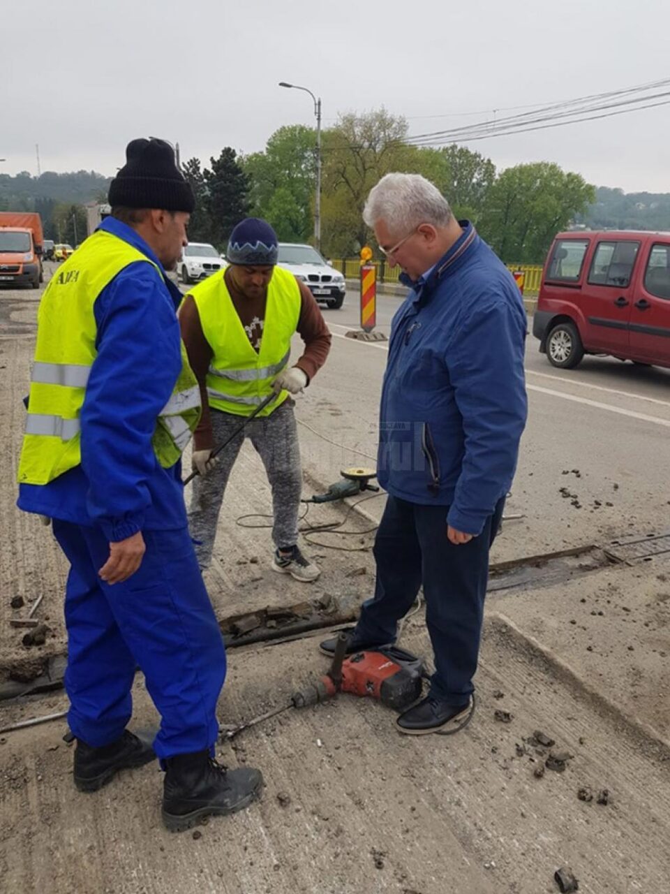 Lucrările la pod au continuat inclusiv sâmbătă și duminică, la solicitarea primarului Ion Lungu, care a verificat zilnic execuția acestora