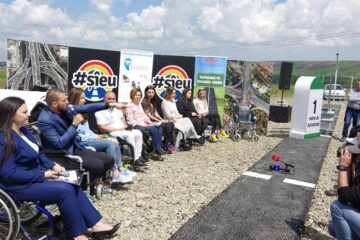 Conferință de presă în scaune cu rotile, ținută de Ștefan Mandachi și victime ale accidentelor rutiere, la primul metru de autostradă