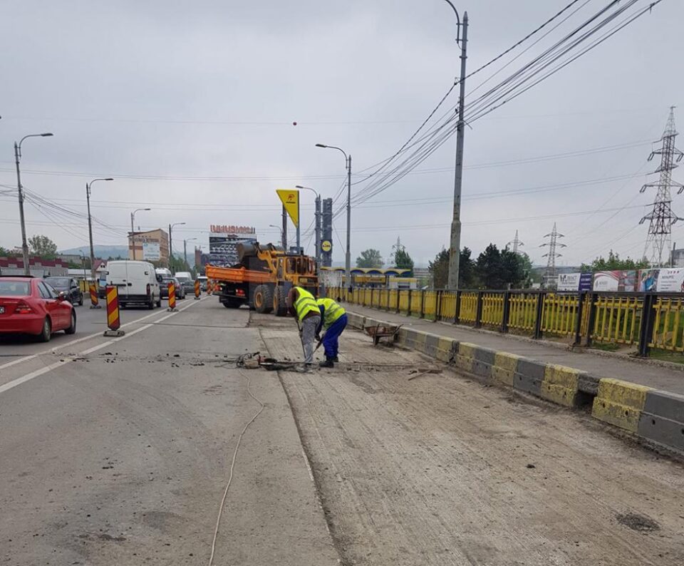 Lucrările la podul peste apa Sucevei au continuat inclusiv sâmbătă și duminică