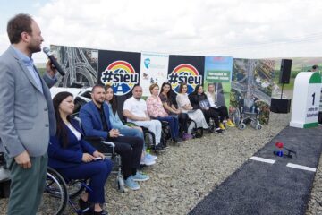 Conferință de presă în scaune cu rotile, ținută de Ștefan Mandachi și victime ale accidentelor rutiere, la primul metru de autostradă
