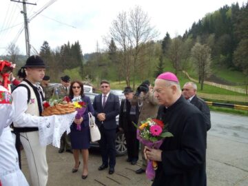 Membri ai Ansamblului „Mala Pojana” întâmpină oaspeții
