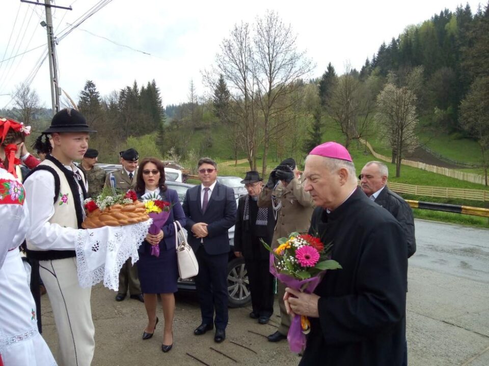 Membri ai Ansamblului „Mala Pojana” întâmpină oaspeții