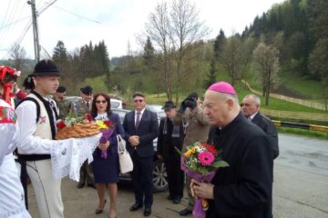 Membri ai Ansamblului „Mala Pojana” întâmpină oaspeții