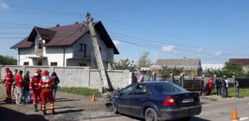 Doi soți au ajuns cu mașina în stâlp după ce un porc ar fi sărit în brațele șoferului