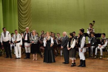 Zeci de artiști din județele Suceava și Botoșani au participat la întâlnirea-spectacol ”10 pentru folclor”, la Botoșani