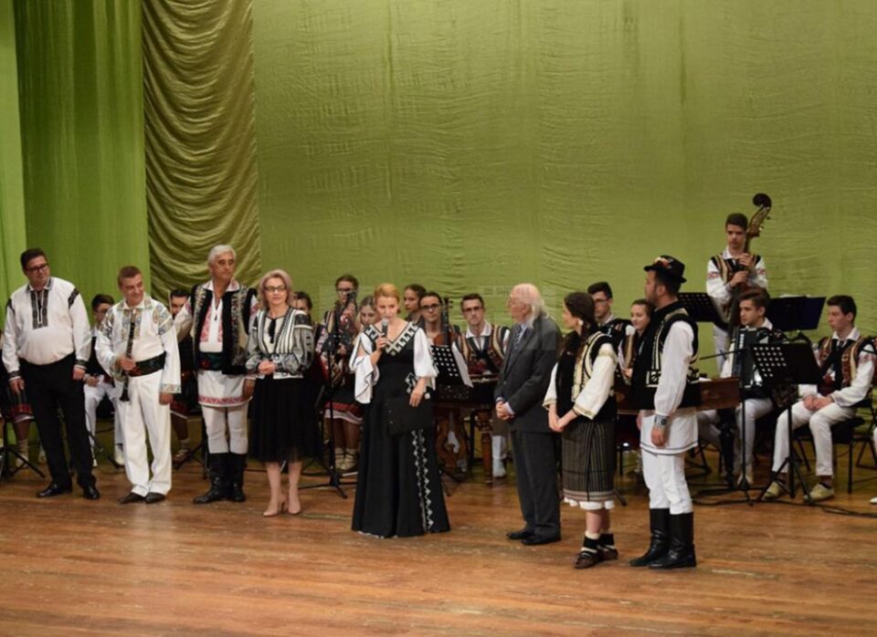 Zeci de artiști din județele Suceava și Botoșani au participat la întâlnirea-spectacol ”10 pentru folclor”, la Botoșani