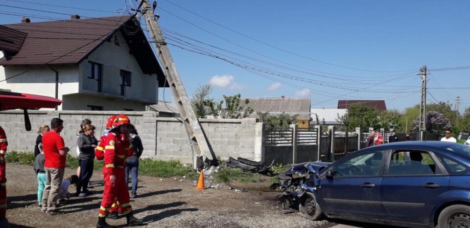 Autoturismul a lovit un stâlp din beton, pe care l-a rupt de la bază