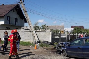 Autoturismul a lovit un stâlp din beton, pe care l-a rupt de la bază