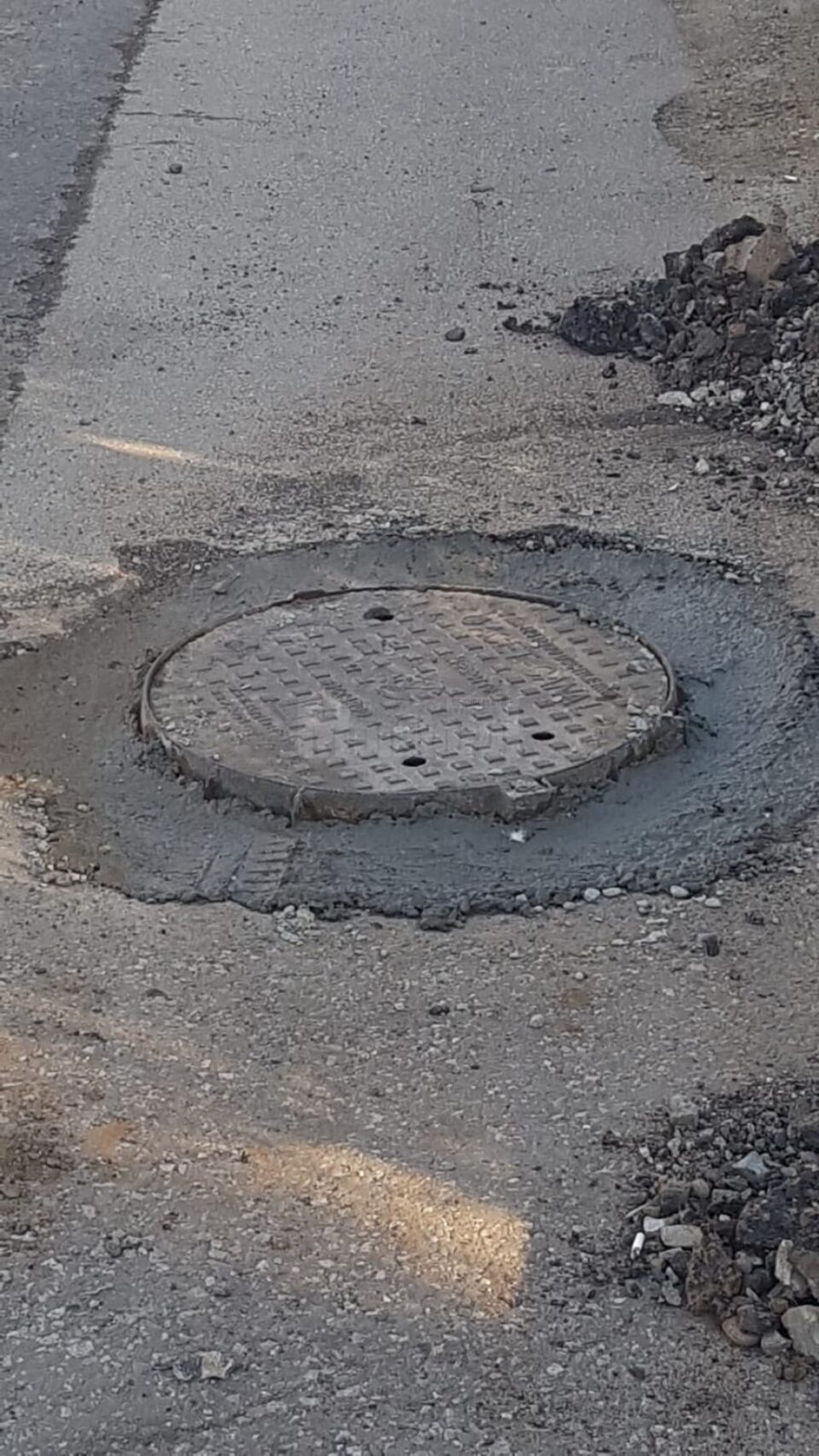 Stradă din Ițcani, blocată din cauza șoferilor care distrug seara tot ce se lucrează ziua