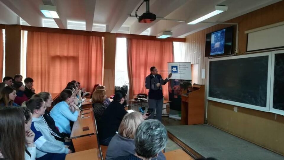 „Ore de dirigenție” cu polițiștii de frontieră în școlile sucevene