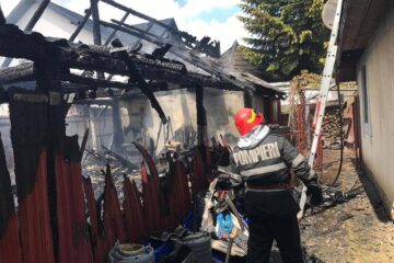 Incendiul a distrus o anexă și a afectat două acoperișuri