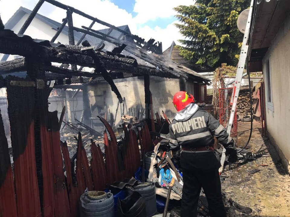 Incendiul a distrus o anexă și a afectat două acoperișuri