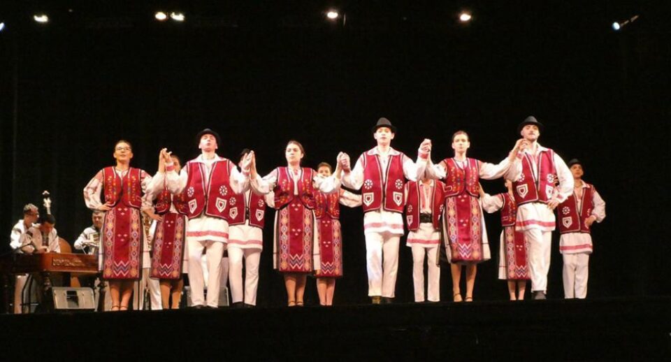 Fiecare spectacol a inclus șase suite de jocuri populare din Țara Dornelor, Bucovina, Muntenia, Banat, Dobrogea și Oltenia