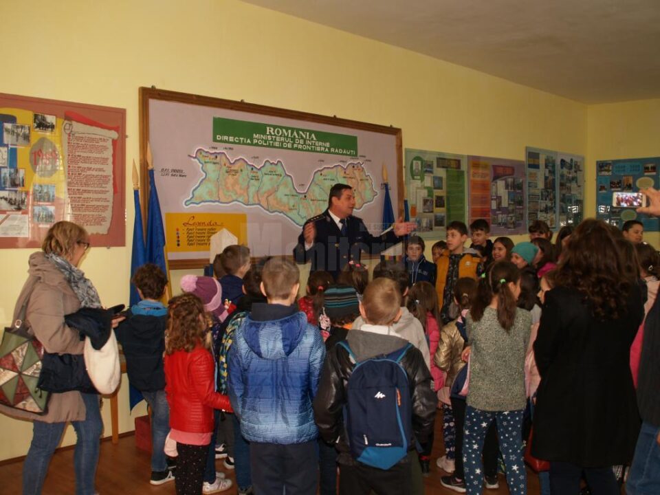 „Ore de dirigenție” cu polițiștii de frontieră în școlile sucevene