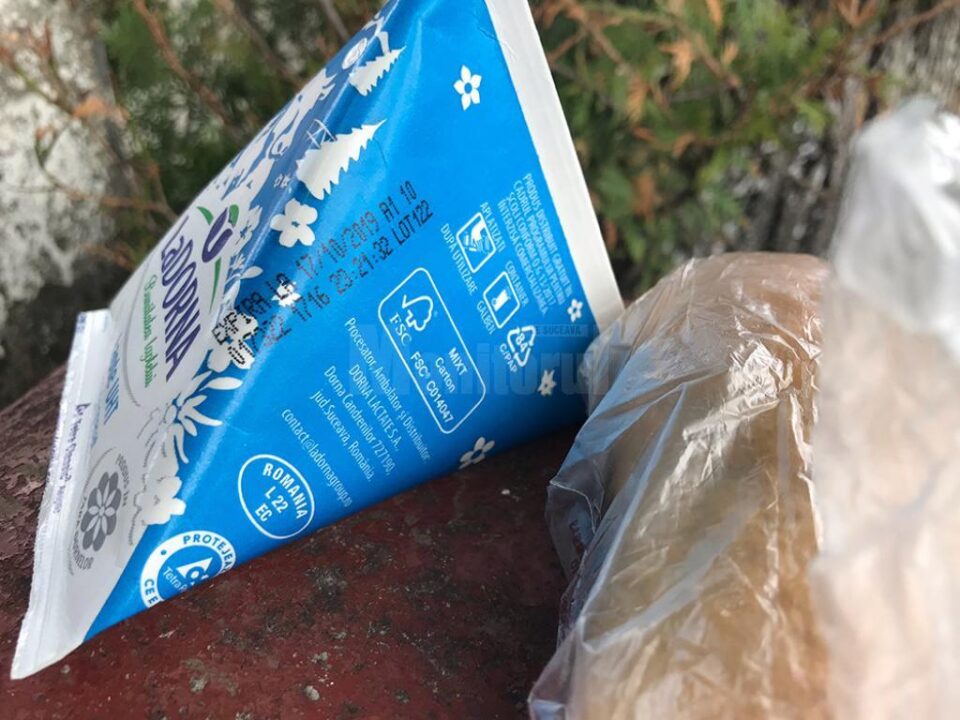 Una dintre cutiile de lapte care au fost împărțite ieri elevilor de la Școala Gimnazială Bădeuți