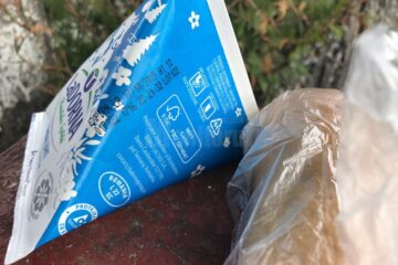 Una dintre cutiile de lapte care au fost împărțite ieri elevilor de la Școala Gimnazială Bădeuți