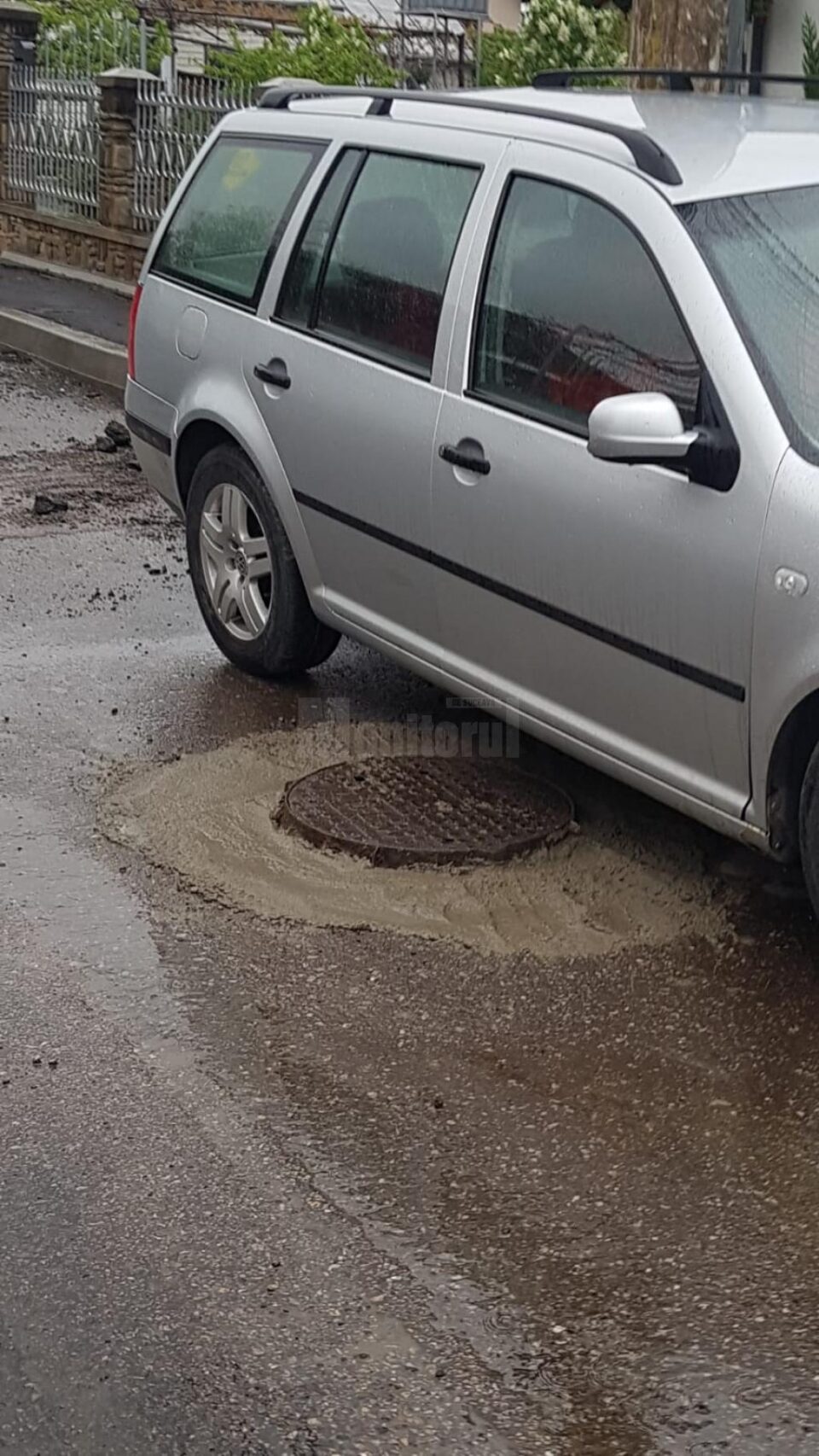 Ridicarea capacelor de canalizare de pe Bistriței, distrusă zilnic de cei care intră abuziv cu autovehiculele pe strada închisă circulației