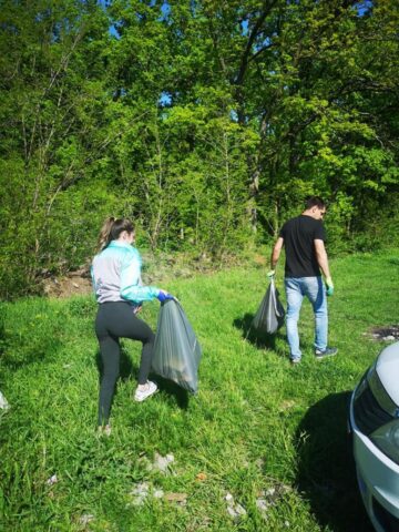 Gunoaiele lăsate de cei aflați la grătar pe un deal din Burdujeni Sat, strânse de membrii unui grup civic